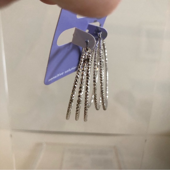3/$20 Claire’s Silver Tone Hoop Earrings NWT - Picture 5 of 5